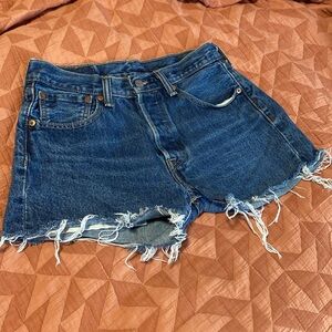 Levi cut off rigid denim medium wash jean shorts women’s size 25 26 0 2 small